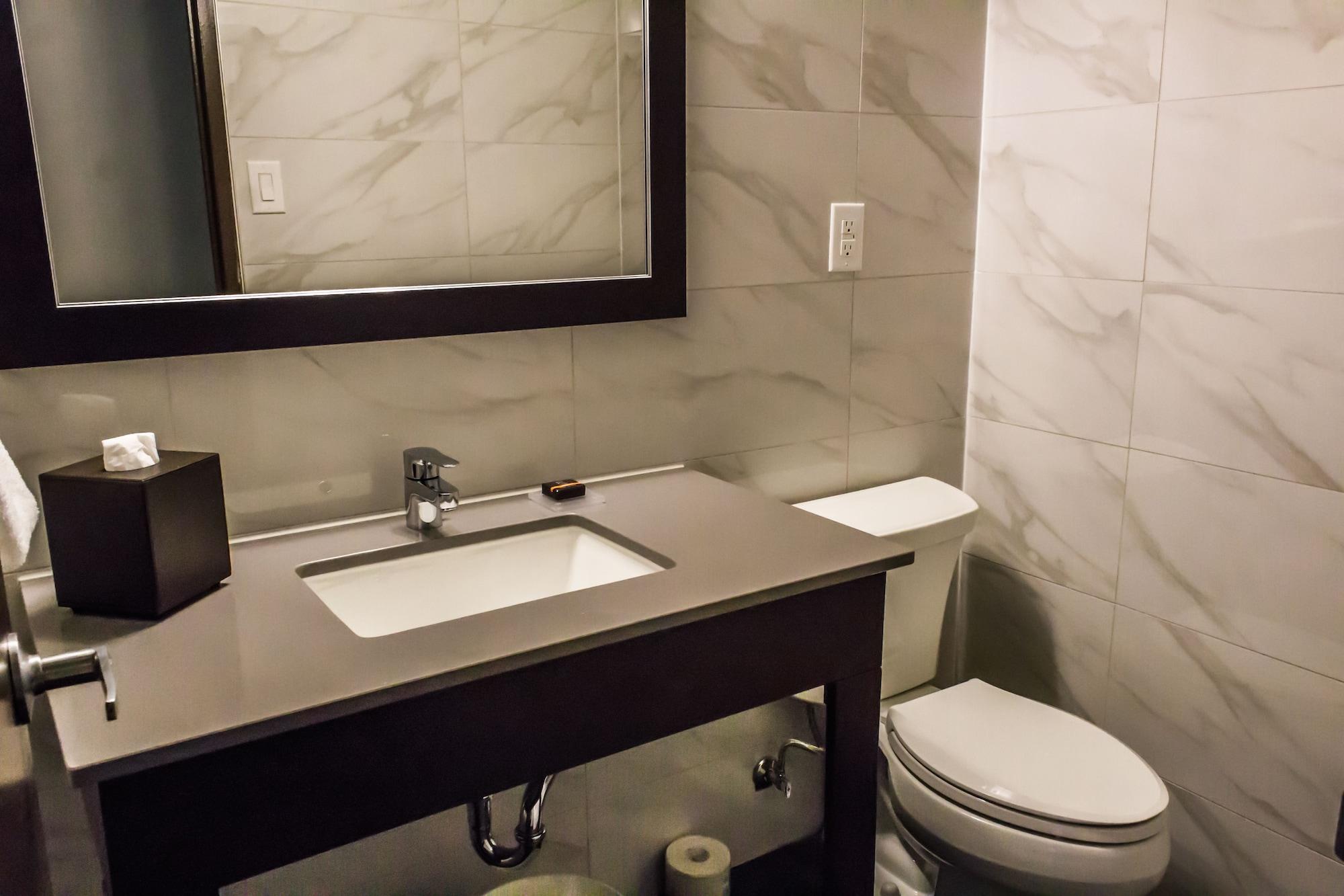 Ottawa Embassy Hotel & Suites Екстериор снимка